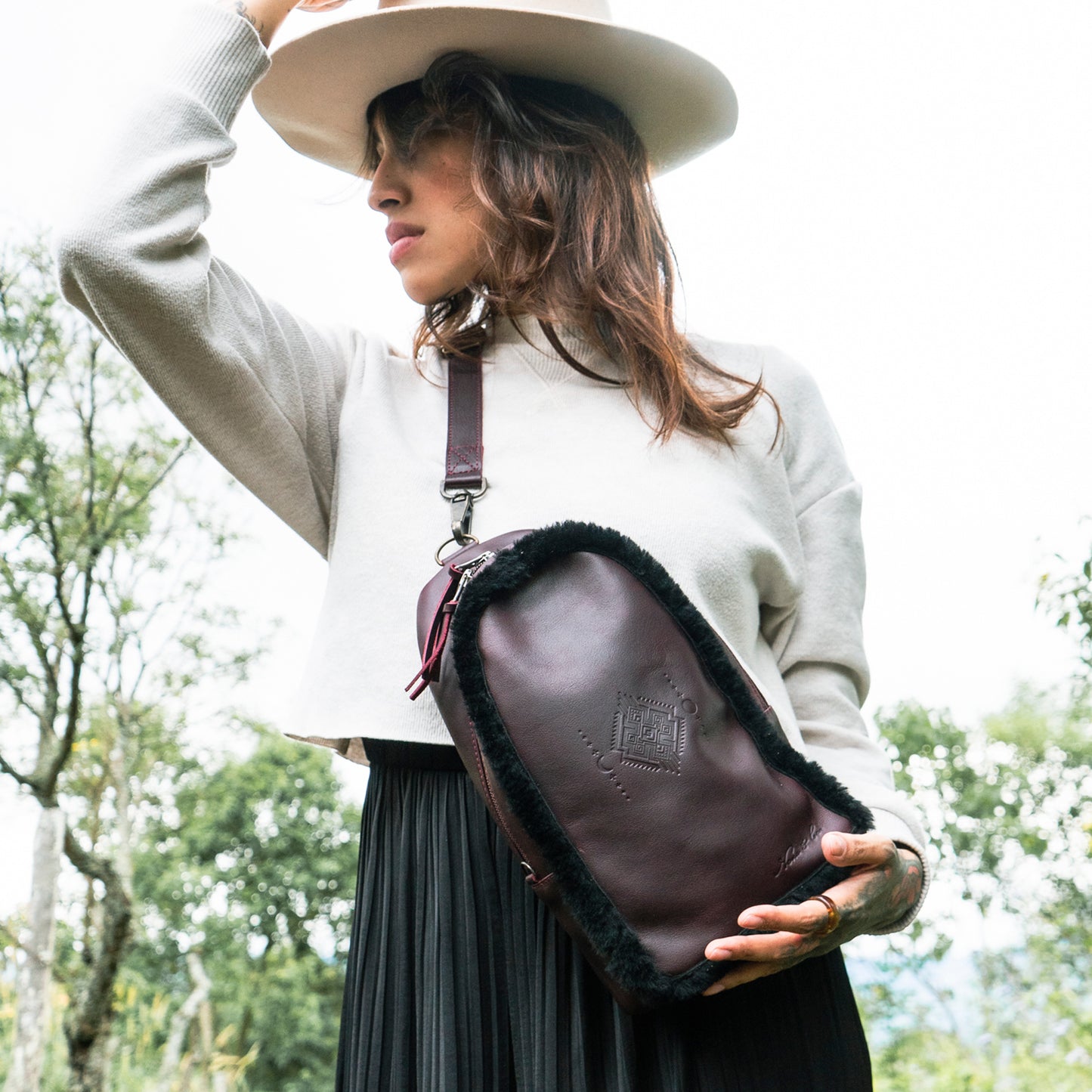 CROSSBODY SLING 2.0 - FULL LEATHER WITH SHEARLING - VINO TINTO