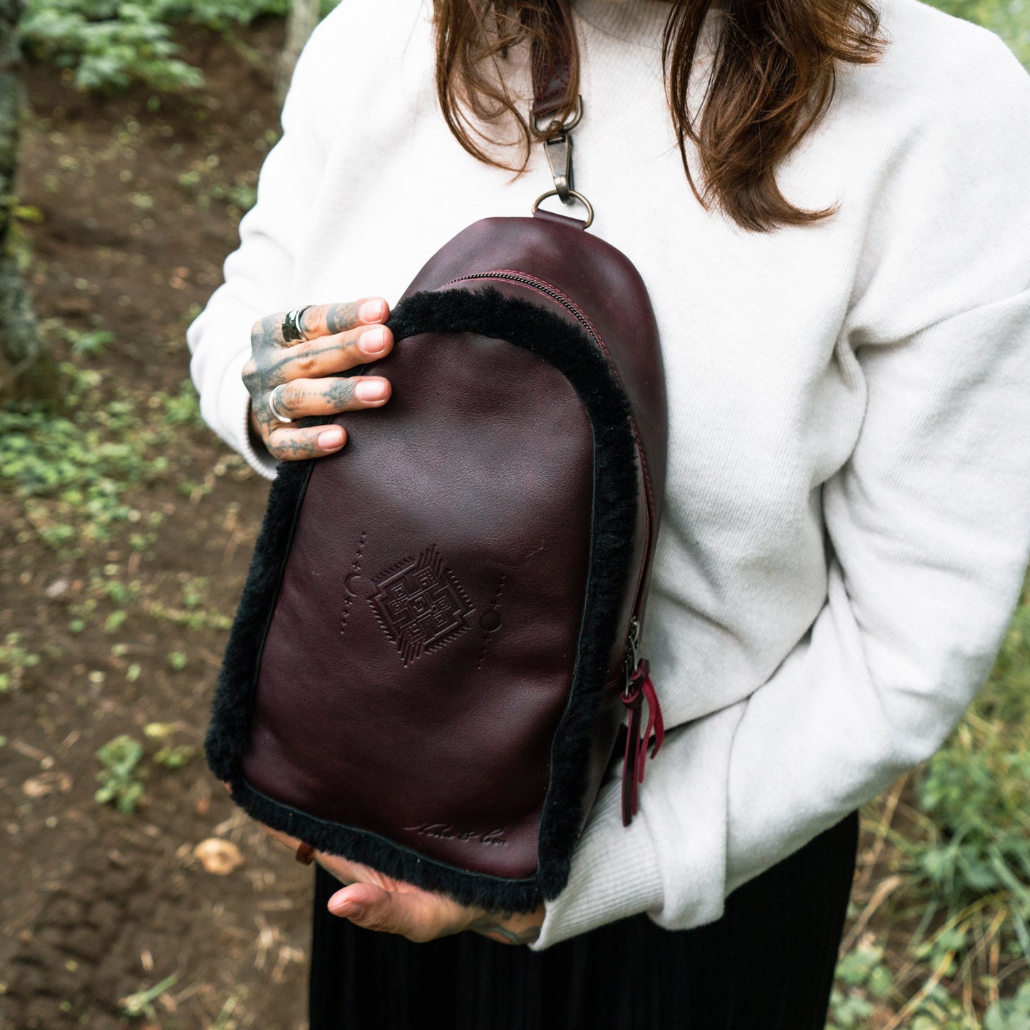 CROSSBODY SLING 2.0 - FULL LEATHER WITH SHEARLING - VINO TINTO