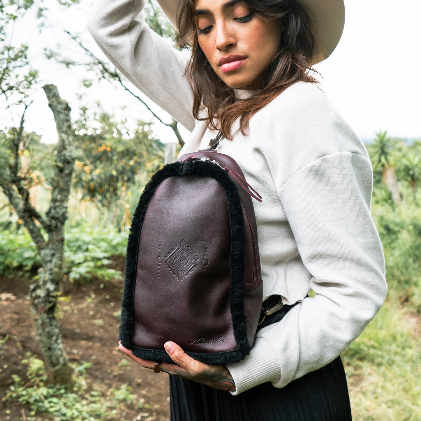 CROSSBODY SLING 2.0 - FULL LEATHER WITH SHEARLING - VINO TINTO