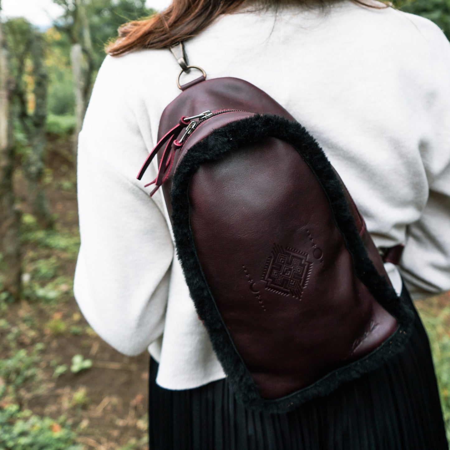 CROSSBODY SLING 2.0 - FULL LEATHER WITH SHEARLING - VINO TINTO