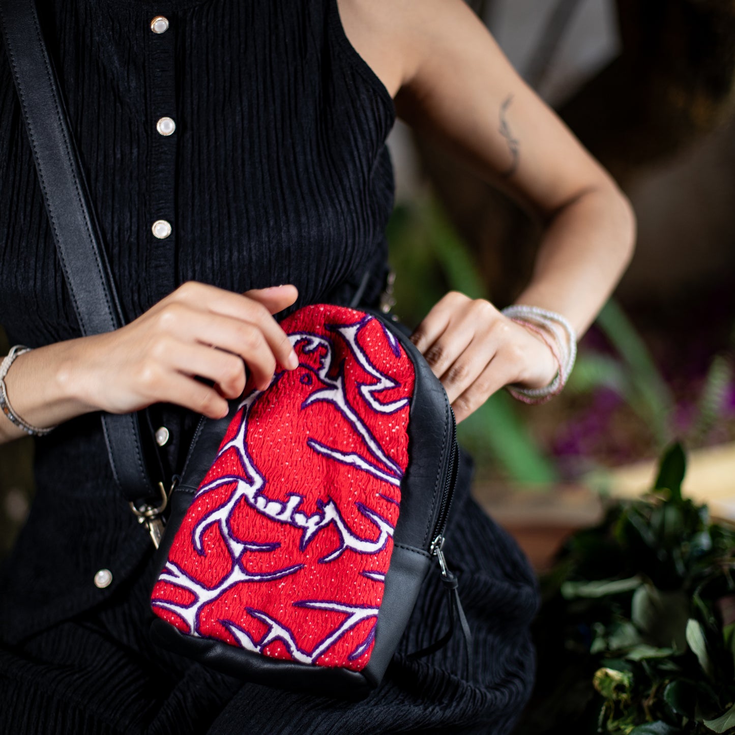CROSSBODY SLING 2.0 - SMALL - OTOMÍ TEXTILE - BLACK - NO. 18199