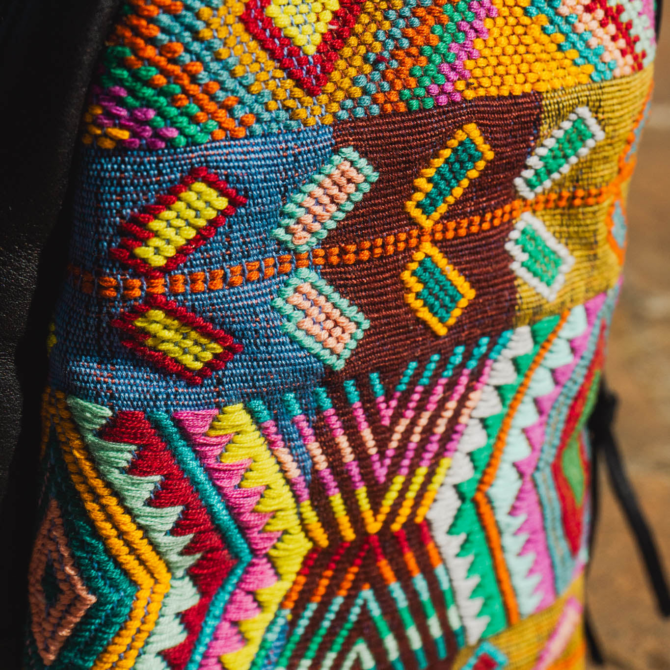 2.0 CROSSBODY SLING - H&S WHEAT - BLACK - NO. 15391