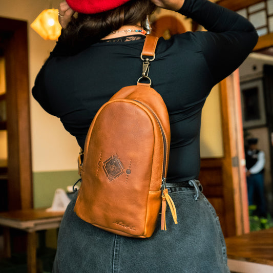 CROSSBODY SLING 2.0 - FULL LEATHER - NEW MOON ICON - CAFE