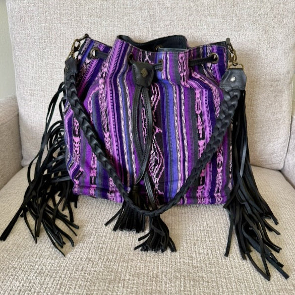 ALI'S STASH - DRAWSTRING FRINGE BUCKET BAG - CORTE - BLACK - NO. 24213
