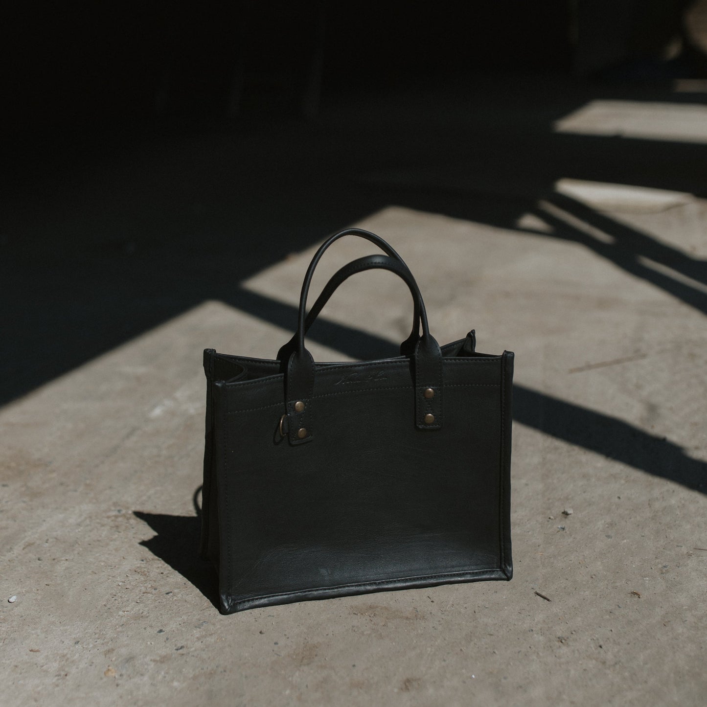 ALI'S STASH - MEDIUM PERFECT TRAVEL TOTE - BLACK - NO. A-10076